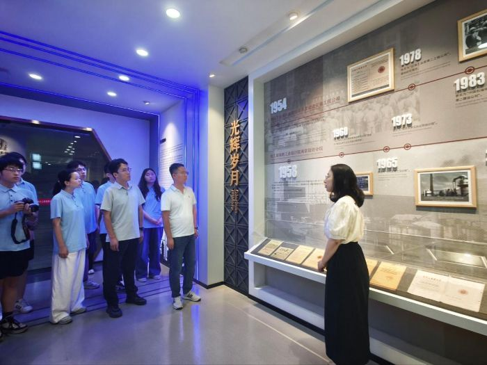 <strong>长安大学土木工程与智能建造学院赴南京暑假社会实践队前往中石化南京工程有限公司参观</strong>